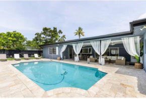 Spacious 4 Bedroom 3 Bathroom House with Heated Pool and Outdoor Shower close to FFL Airport and Cruise Port